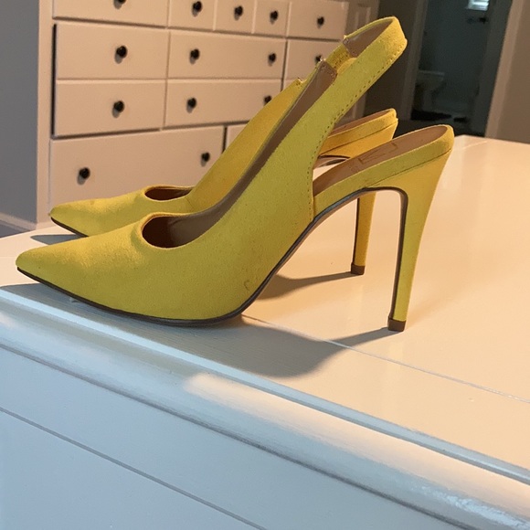 Material Girl mustard yellow pumps - Picture 2 of 4